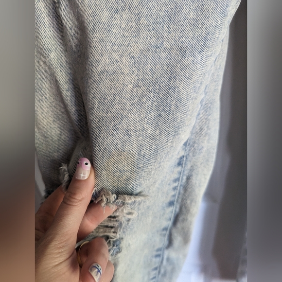 FREE with purchase 🤩Kendall + Kylie high rise distressed jeans - Picture 6 of 6
